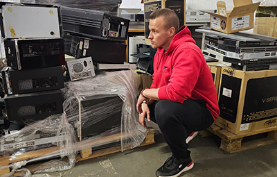 Krisztián elektronikai hulladékot tart a kezében