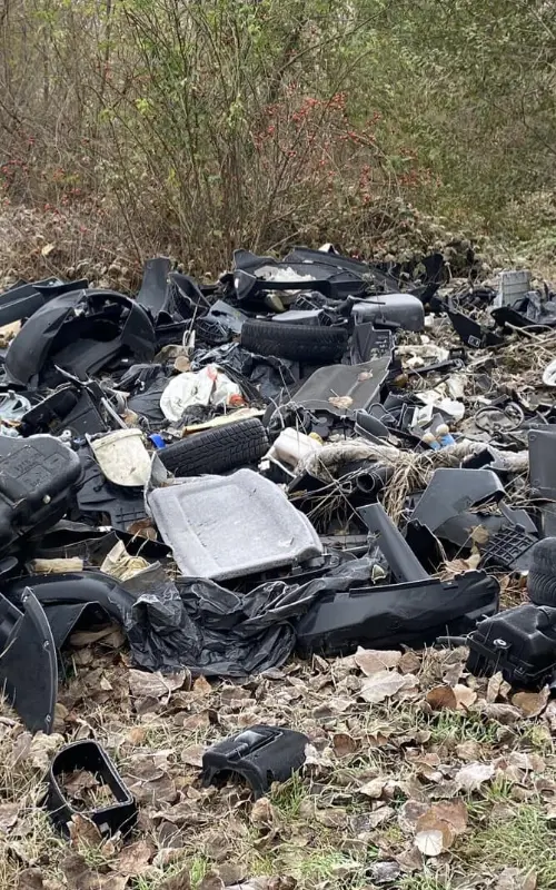 Autóalkatrész elszállítás, gumiabroncs, autó maradványok mindenfelé